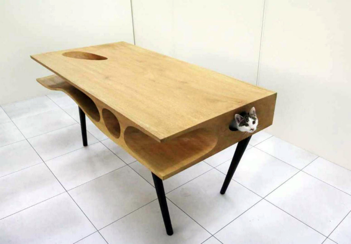 Рабочий стол с «норками» для котов.