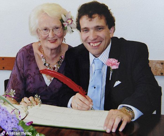 Молодой парень и его новоиспеченная жена, которая годится ему в бабушки. Молодой парень и его новоиспеченная жена, которая годится ему в бабушки.