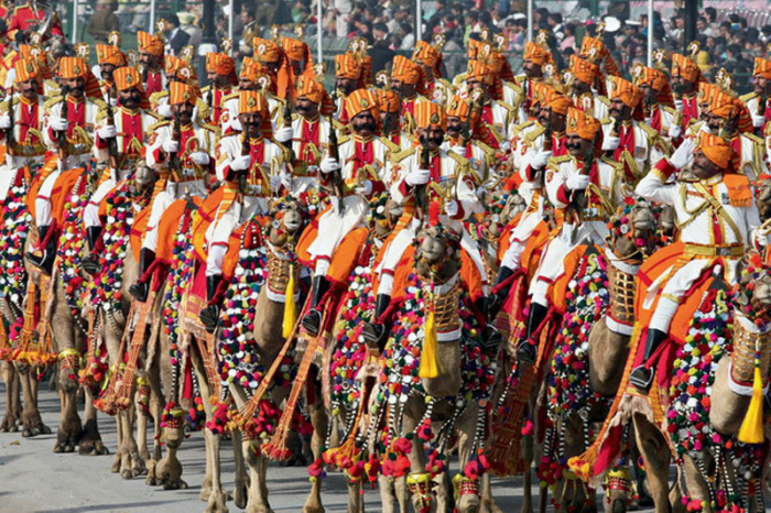 Индийские пограничники в ярких беретах и белоснежной форме. Индийские пограничники в ярких беретах и белоснежной форме.