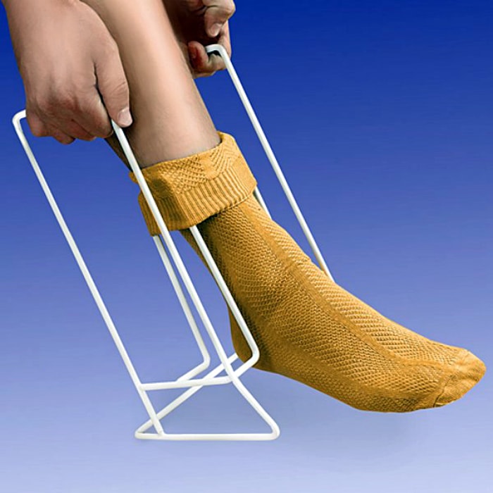 Приспособление для надевания носков.