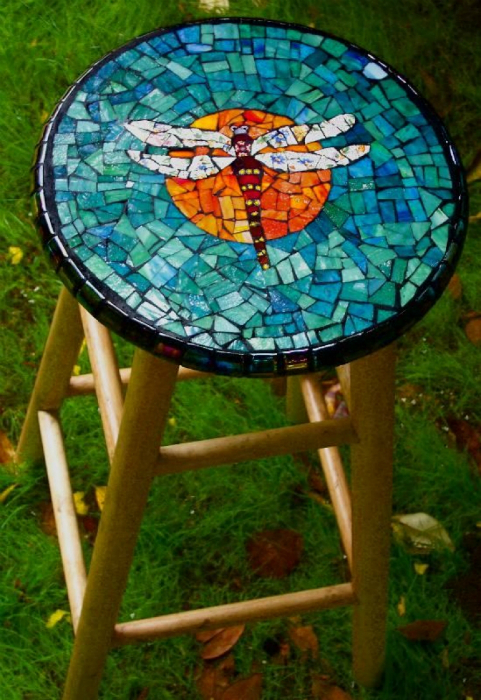 Табурет, украшенный цветной мозаикой.