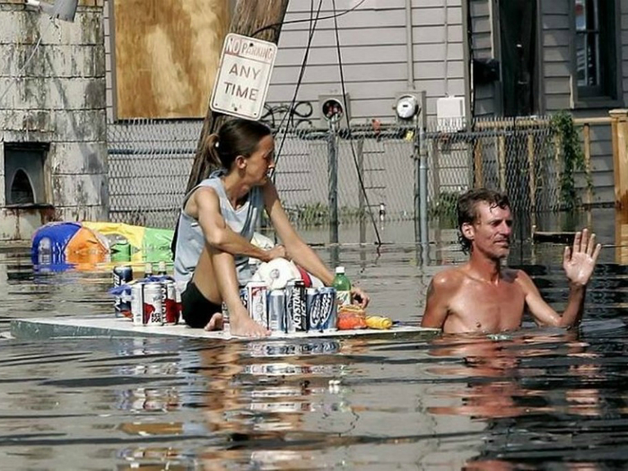 Жители маленького городка спасают самые необходимые вещи от потопа. Жители маленького городка спасают самые необходимые вещи от потопа.