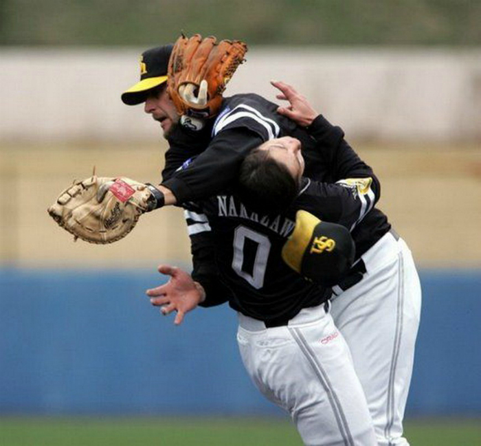 Бейсболист так спешил перейти на другую базу, что не заметил, как захватил с собой другого игрока. Бейсболист так спешил перейти на другую базу, что не заметил, как захватил с собой другого игрока.