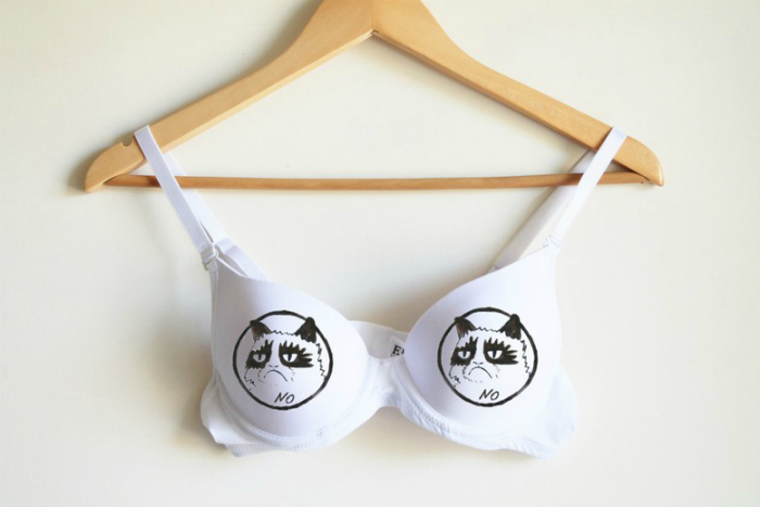 Белый бюстгальтер с изображением знаменитого кота Тарда. Белый бюстгальтер с изображением знаменитого кота Тарда.