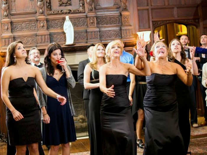 «Зачем ловить букет, лучше выпить». «Зачем ловить букет, лучше выпить».