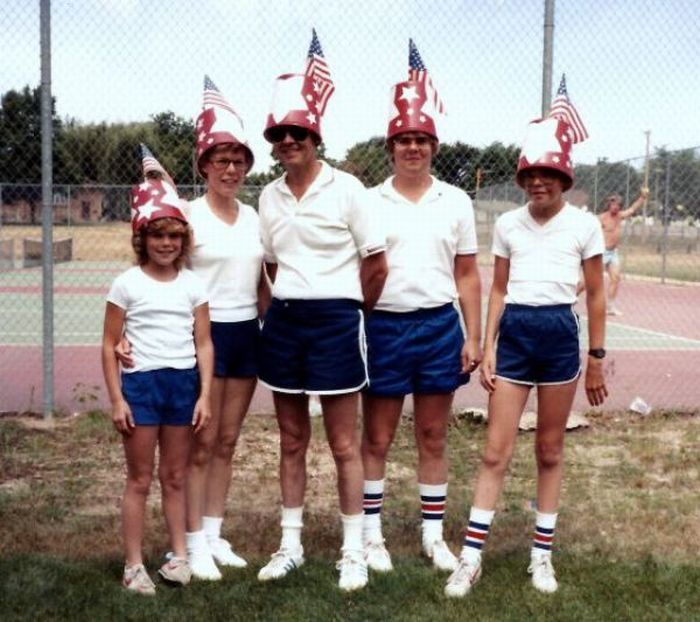 Американская семья дружно отмечает 4 июля. Американская семья дружно отмечает 4 июля.