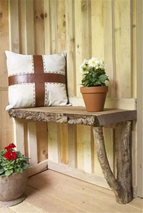 Миниатюрная скамейка из дерева.