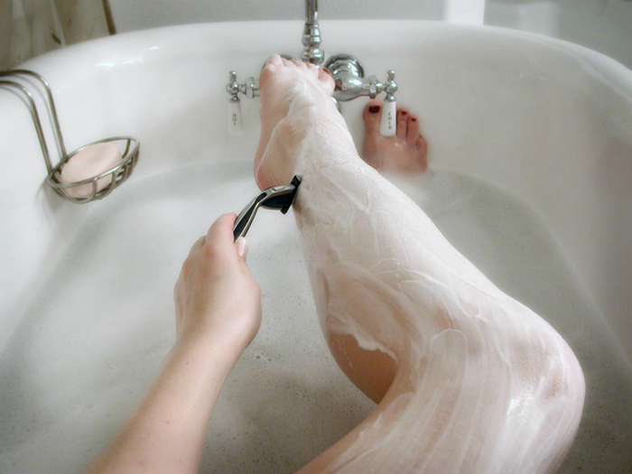 Если под рукой нету геля для бритья можно воспользоваться кондиционером для волос.