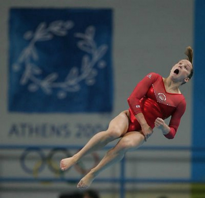 Гимнастке неожиданно захотелось чихнуть во время финального прыжка. Гимнастке неожиданно захотелось чихнуть во время финального прыжка.