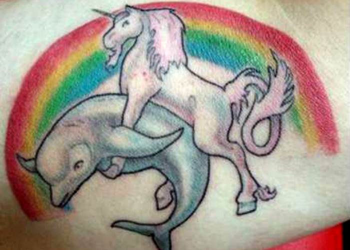 Красочное изображение нежной «дружбы» единорога и  дельфина.