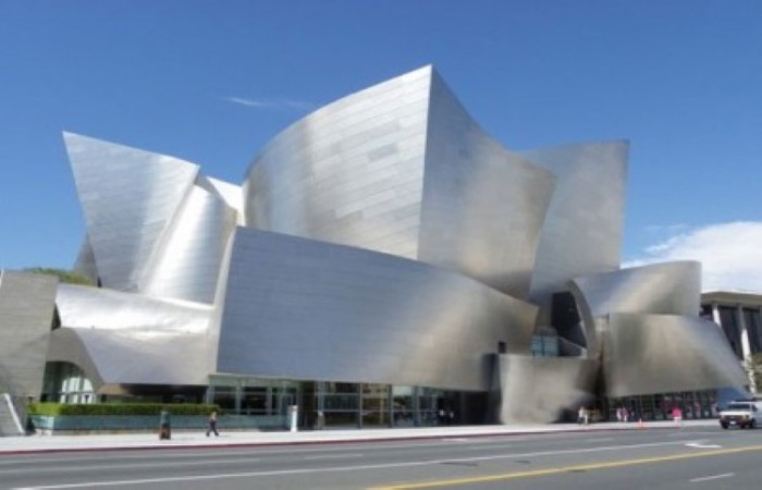 Поразительно красивый Концертный зал имени Уолта Диснея стал еще одной достопримечательностью Лос-Анджелеса. Дизайном здания занимался известный архитектор Френк Гери (Frank Gehry) и по его замыслу наружные стены постройки были обшиты стальными панелями. Однако уже в 2005 году строителям пришлось несколько изменить фасад здания, так как металл стал мощным отражателем солнечных лучей и все жители близлежащих домой страдали от непомерно-высокой температуры.