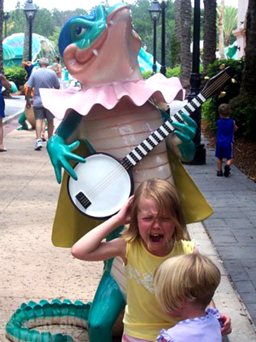 Отличный снимок – плачущие дети и веселый крокодил с банджо. Отличный снимок – плачущие дети и веселый крокодил с банджо.