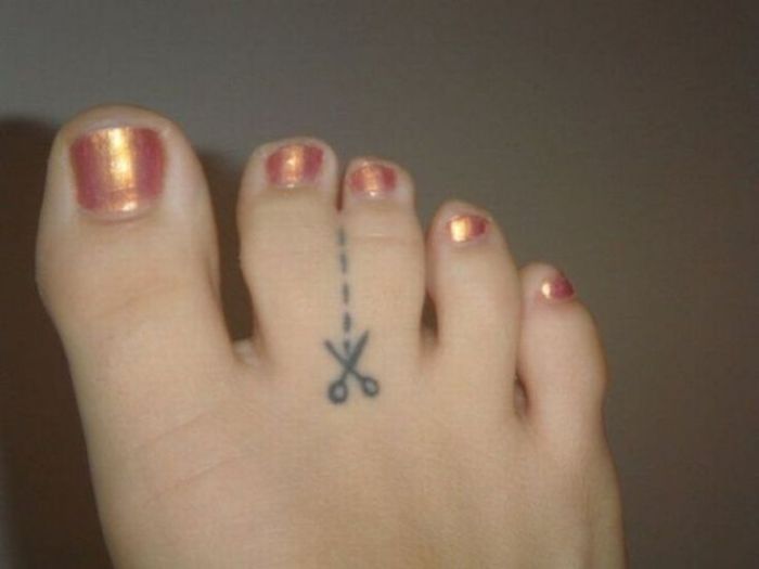 Татуировка «линия разреза» на пальцах ноги.