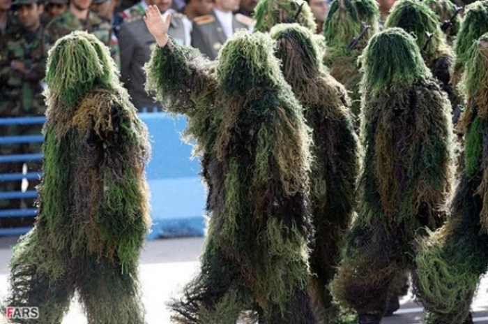 Иранская армия в необыкновенных костюмах, которые делают солдат «невидимыми» в густых лесах. Иранская армия в необыкновенных костюмах, которые делают солдат «невидимыми» в густых лесах.