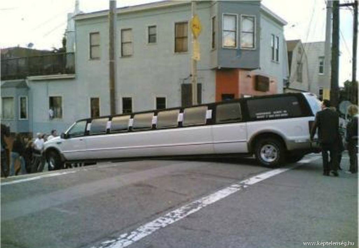 Фото о том, как большой белый лимузин превратился в эффектный шлагбаум.