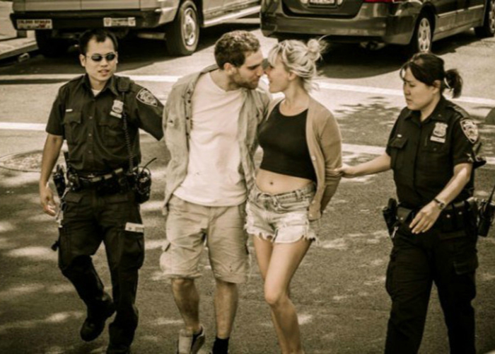 Алексис и Рассел целуются, находясь под стражей. Алексис и Рассел целуются, находясь под стражей.