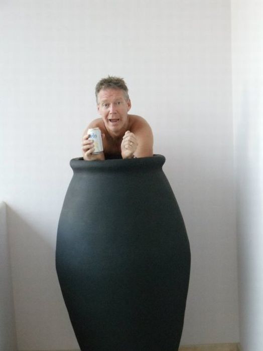 «Дорогая, а сфотографируй меня, будто я спрятался в вазе». «Дорогая, а сфотографируй меня, будто я спрятался в вазе».