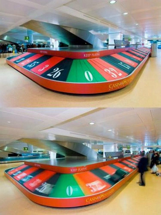 Оригинальная реклама казино в аэропорту.