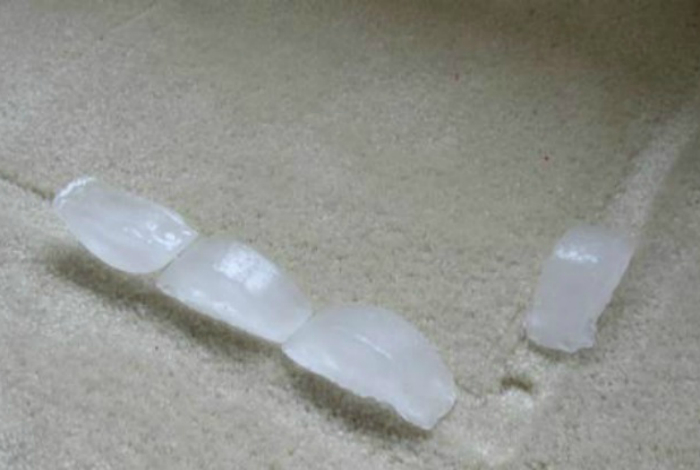 Кубики льда помогут разгладить помятости на ковре, оставленные мебелью.