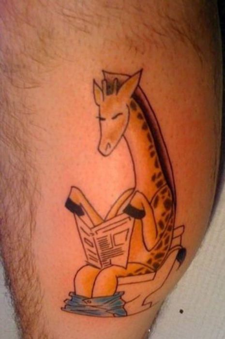 Жираф на унитазе, читающий газету. Наверное, это хобби носителя данной татуировки.