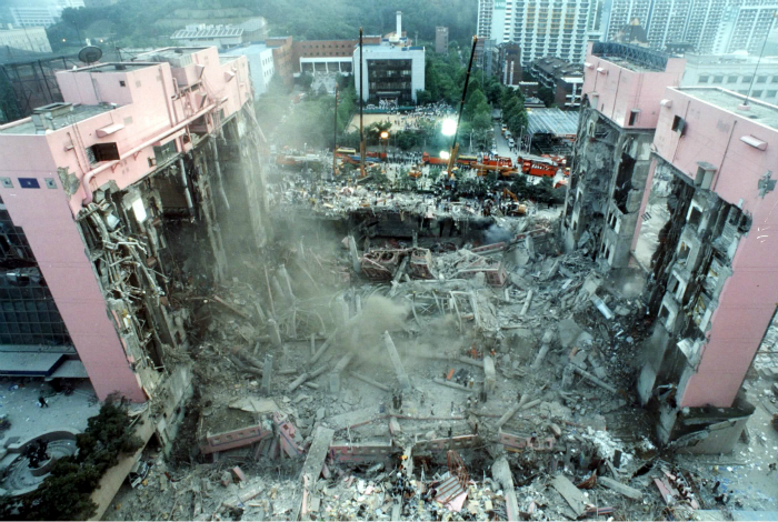 9 июля 1995 года, в результате грубых нарушений строительных норм, обрушилось одно из самых крупных зданий Южной Кореи - торговый центр «Sampoong». Под обломками здания погибло 502 человека, 937 – получили ранения и тяжелые увечья.