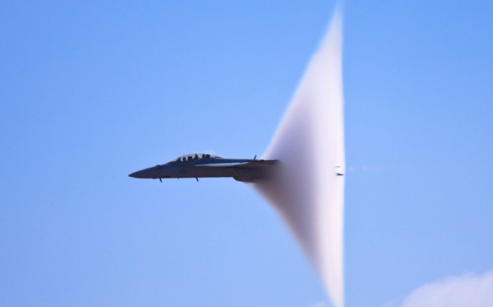 Самолет проходит звуковой барьер. Самолет проходит звуковой барьер.