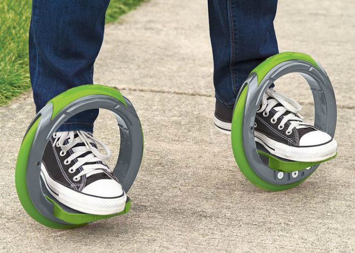 Необычное сочетание скейтборда и роликов в новых кольцевых коньках, стоимость которых составляет 100 долларов США. Необычное сочетание скейтборда и роликов в новых кольцевых коньках, стоимость которых составляет 100 долларов США.