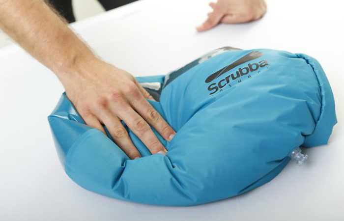 Удивительный стиральный мешок - Scrubba производится в трех цветах: синем, красном и черном, а его стоимость составляет примерно 2000 рублей. Удивительный стиральный мешок - Scrubba производится в трех цветах: синем, красном и черном, а его стоимость составляет примерно 2000 рублей.