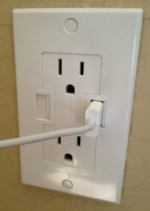 Удобная розетка с помощью которой можно заряжать любые мобильные девайсы напрямую через USB шнур. Удобная розетка с помощью которой можно заряжать любые мобильные девайсы напрямую через USB шнур.