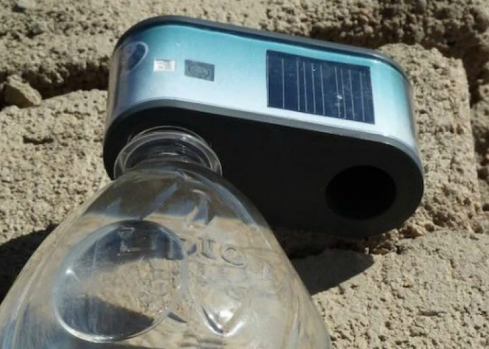 WADI – это миниатюрный гаджет, который способен не только очистить воду от различных микробов, с помощью ультрафиолетовых лучей, но и известить об этом своего владельца. WADI – это миниатюрный гаджет, который способен не только очистить воду от различных микробов, с помощью ультрафиолетовых лучей, но и известить об этом своего владельца.