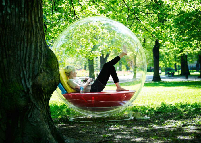 Комфортный стеклянный шар, способный защитить человека от дождя, снега, а также сохранить личное пространство. Комфортный стеклянный шар, способный защитить человека от дождя, снега, а также сохранить личное пространство.