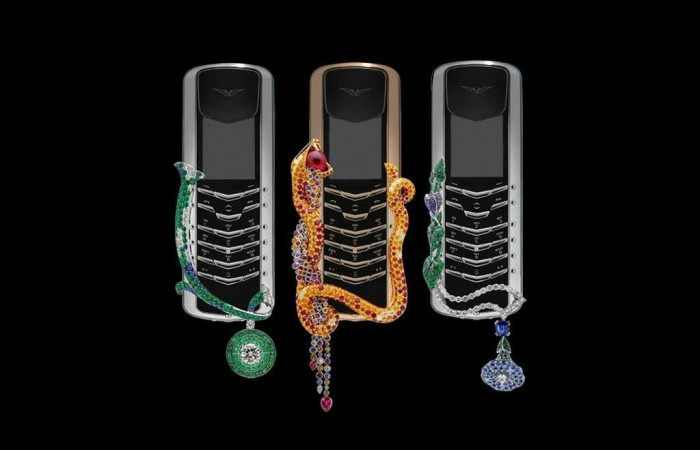 Приобрести Vertu Signature Cobra можно по цене в 310,000 долларов США. Приобрести Vertu Signature Cobra можно по цене в 310,000 долларов США.