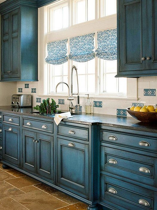 Глубокий синий в интерьере кухни