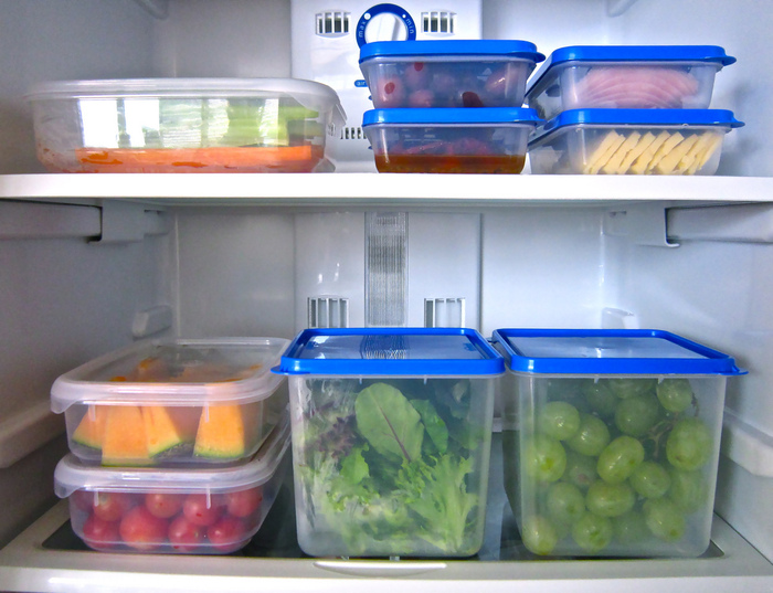 Хранить продукты лучше в специальных пластиковых контейнерах и пищевой плёнке