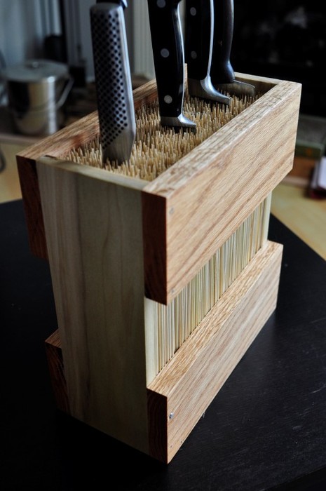 Очень удобно хранить ножи в бамбуковых палочках
