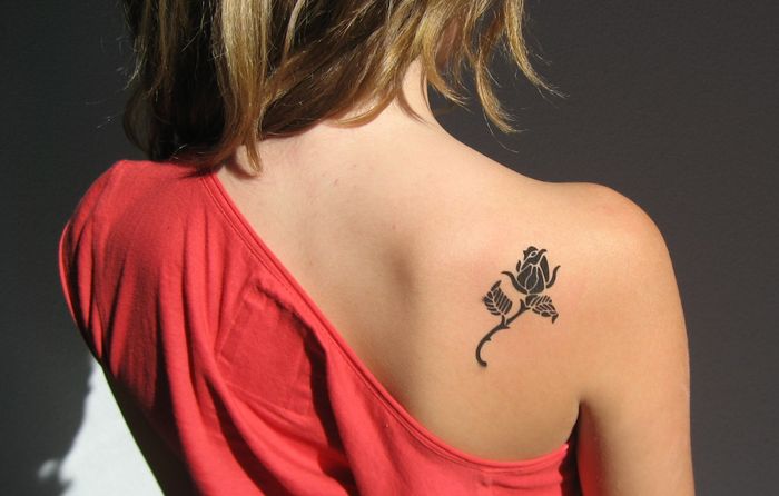 Маленькие женские татуировки: 10 популярных символов и 50 очаровательных примеров
