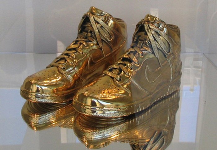Золотые кроссовки Nike