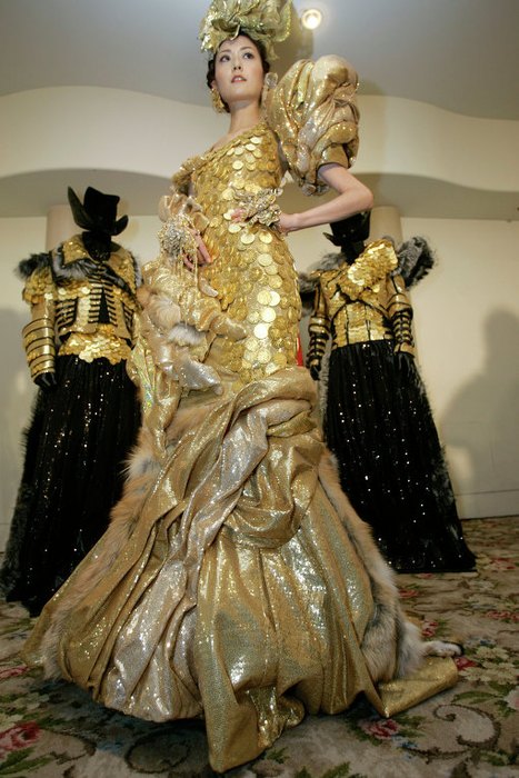 Платье декорировали золотыми монетами в количестве 1500 штук
