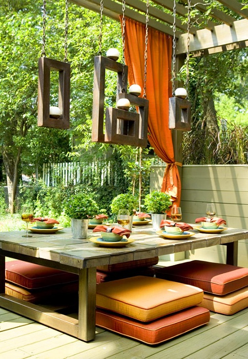 Приятное место для открытого обеденного стола, который очень органично смотрится на природе.