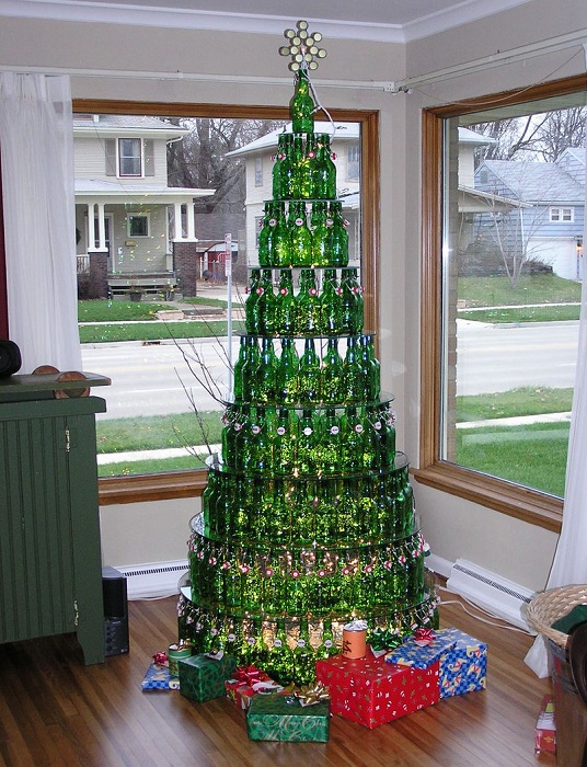 Интересный пример создания новогодней ели из обычных бутылок одинаковой формы и цвета.