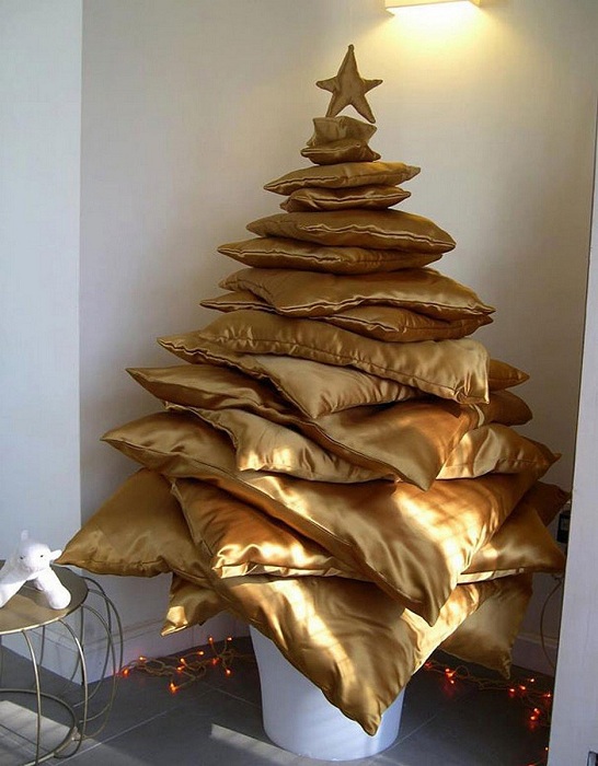 Отличный вариант создать новогоднюю обстановку с помощью подушек.