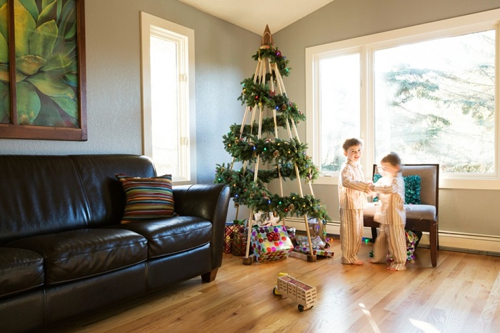Прекрасная идея создать новогоднюю елку с помощью правильного декорирования деревянного каркаса.