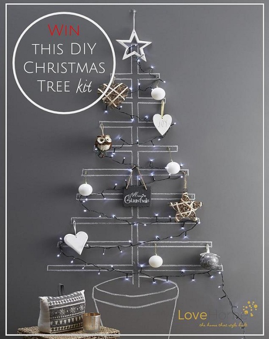 Прекрасный пример обустроить интерьер с помощью такого оригинального новогоднего дерева.