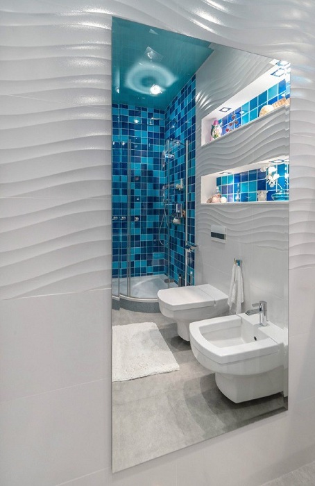 Цікаве декорування ванної кімнати за допомогою мозаїки кольору морської хвилі.
