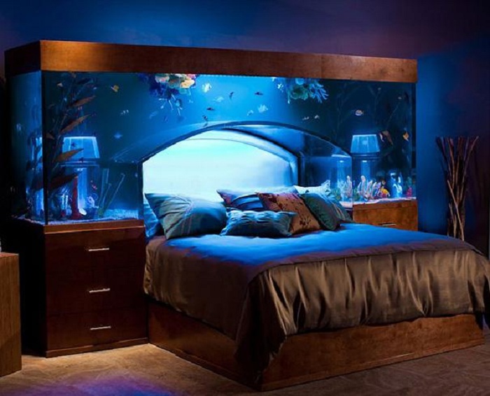 Интересное решение создать прекрасный интерьер в спальной-аквариуме, что понравится.