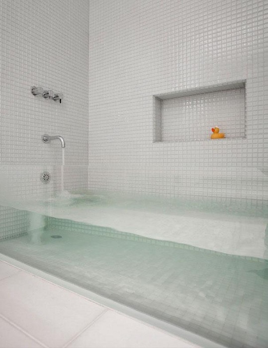 Крутое решение обустроить ванную комнату при помощи прозрачной ванной, что выглядит необыкновенно.