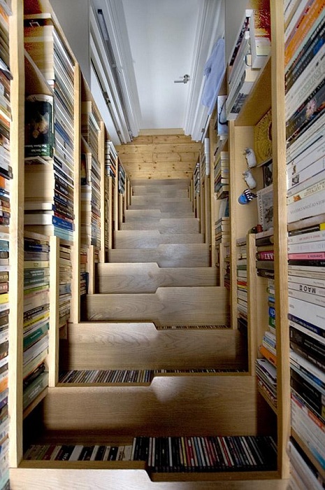 Уникальный дизайн книжного шкафа, который станет просто одним из самых оригинальных моментов в обустройстве дома.
