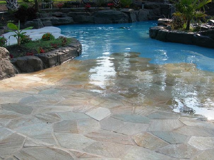 Один из самых лучших вариантов оформления бассейна, который станет просто находкой и прекрасным украшением любого двора.