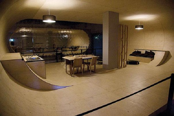 Крутое решение для оформления пространства дома при помощи скейтпарка, что выглядит очень необычно.