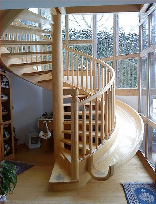 Обустроить интересным образом дом возможно благодаря оформлению его при помощи спиральной лестницы.